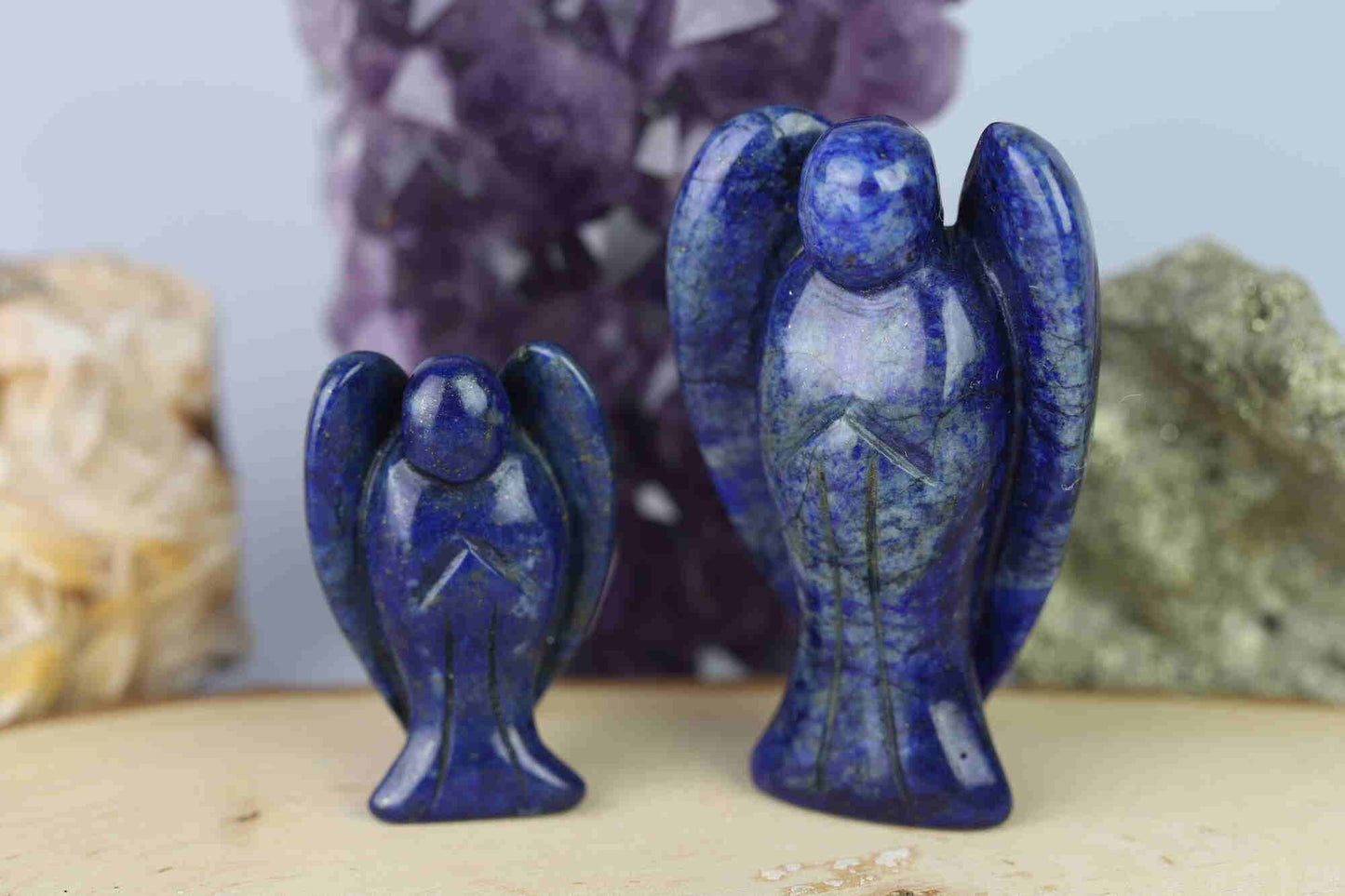 Kristallwerk präsentiert: Engel aus Lapis Lazuli vor unscharfem Hintergrund.