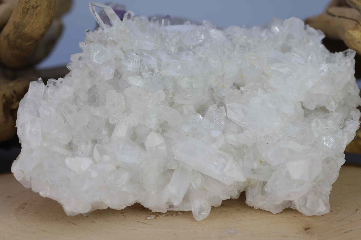 Kristallwerk präsentiert: Rohe Schätze, rohe Diamantstufe aus Bergkristall auf einem Holzausschnitt.