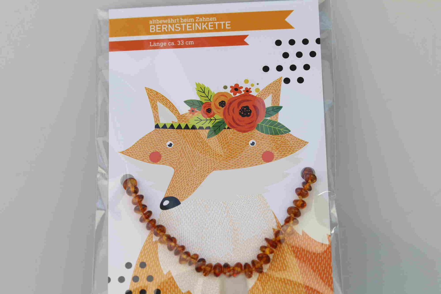 Kristallwerk präsentiert: Bernsteinkette für Bäbys auf einer Geschenkskarte eingepackt und mit einem Tierdesign versehen.