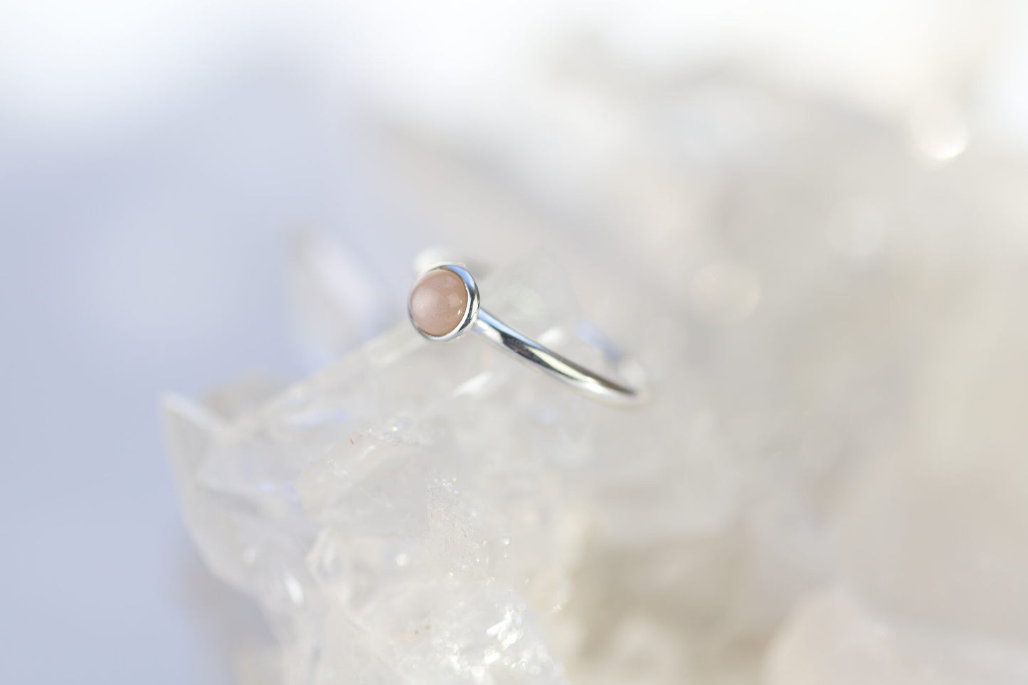 Ring mit polierten Mondstein peach Silber 925