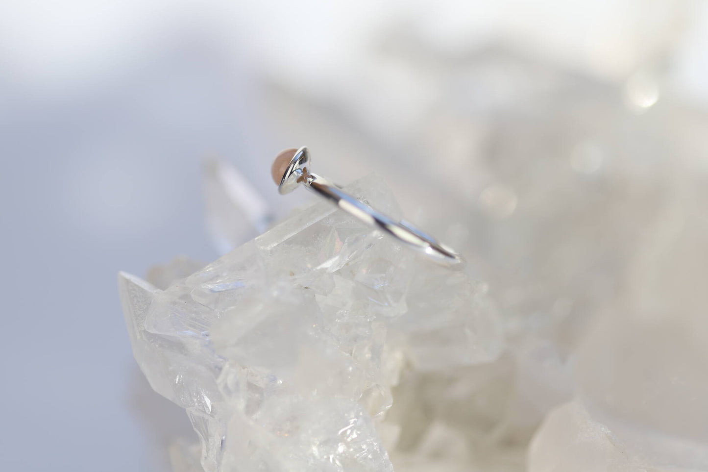 Ring mit polierten Mondstein peach Silber 925