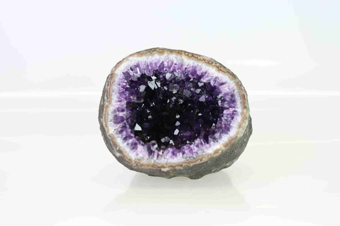 Kristallwerk präsentiert: Rohe Schätze atemberaubende Amethyst Geode