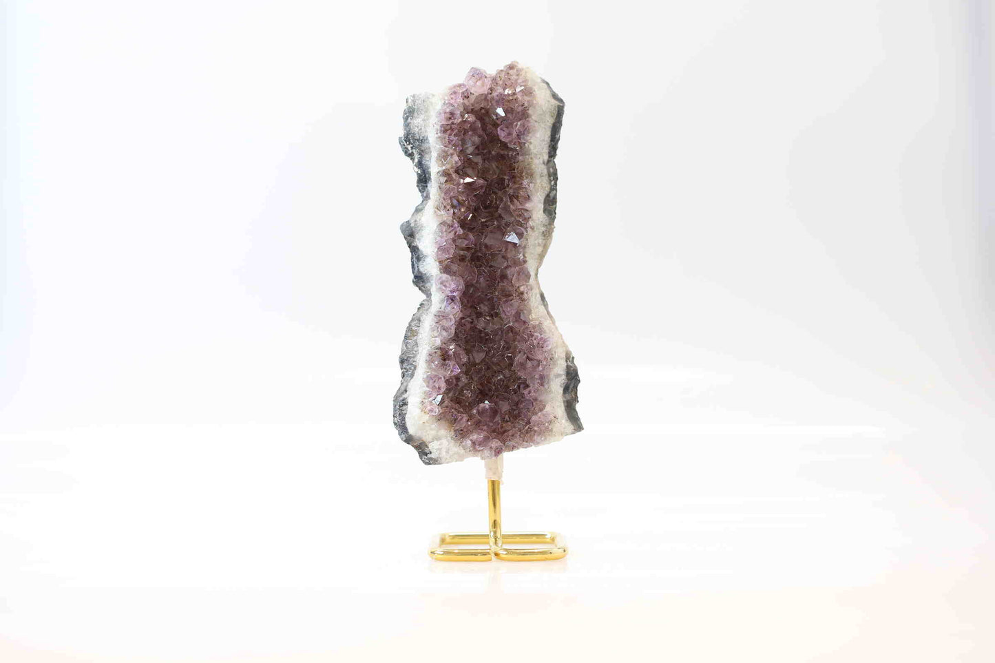 Kristallwerk präsentiert: Rohe Schätze Amethyst Freeform auf Ständer.