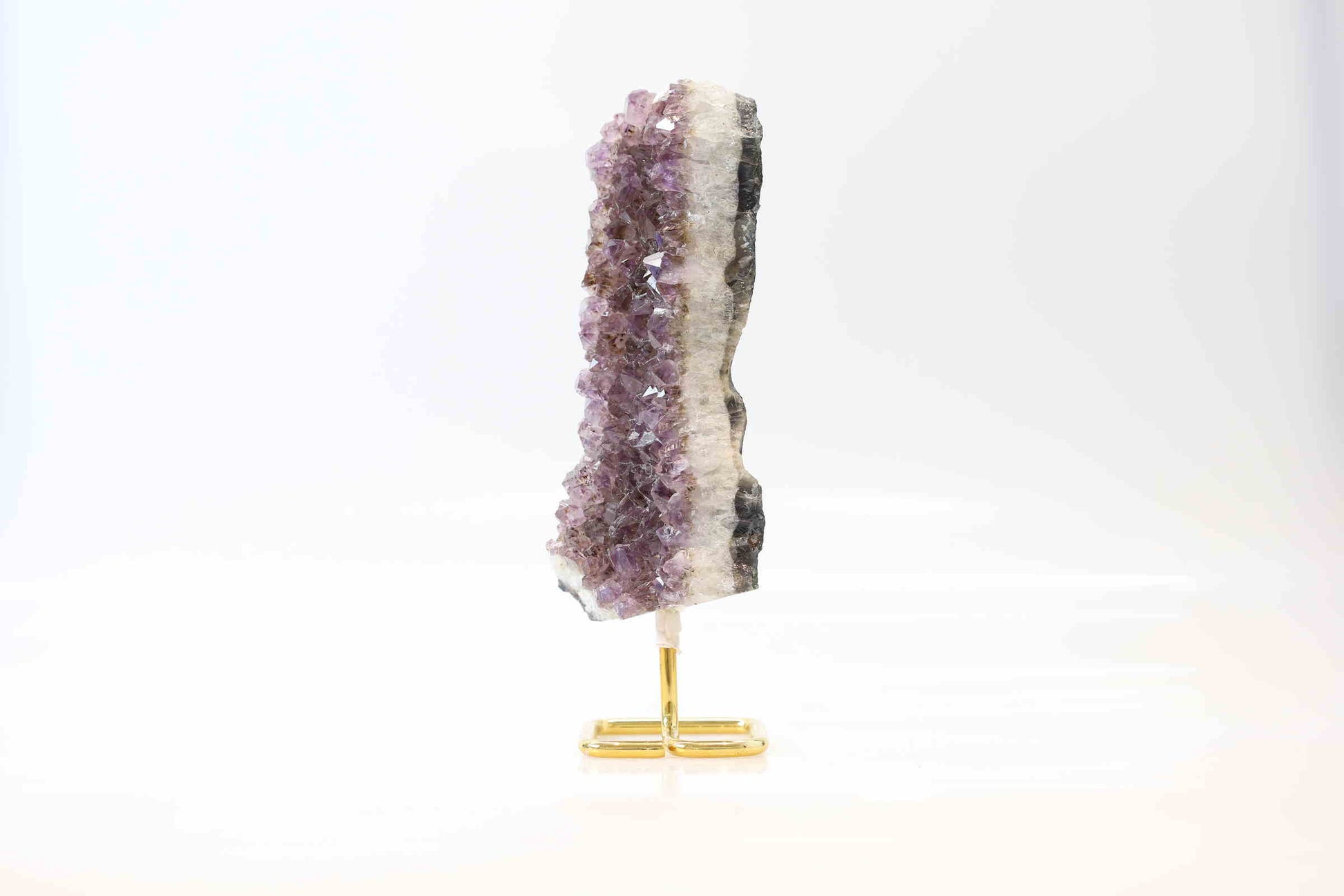 Kristallwerk präsentiert: Rohe Schätze Amethyst Freeform auf Ständer.