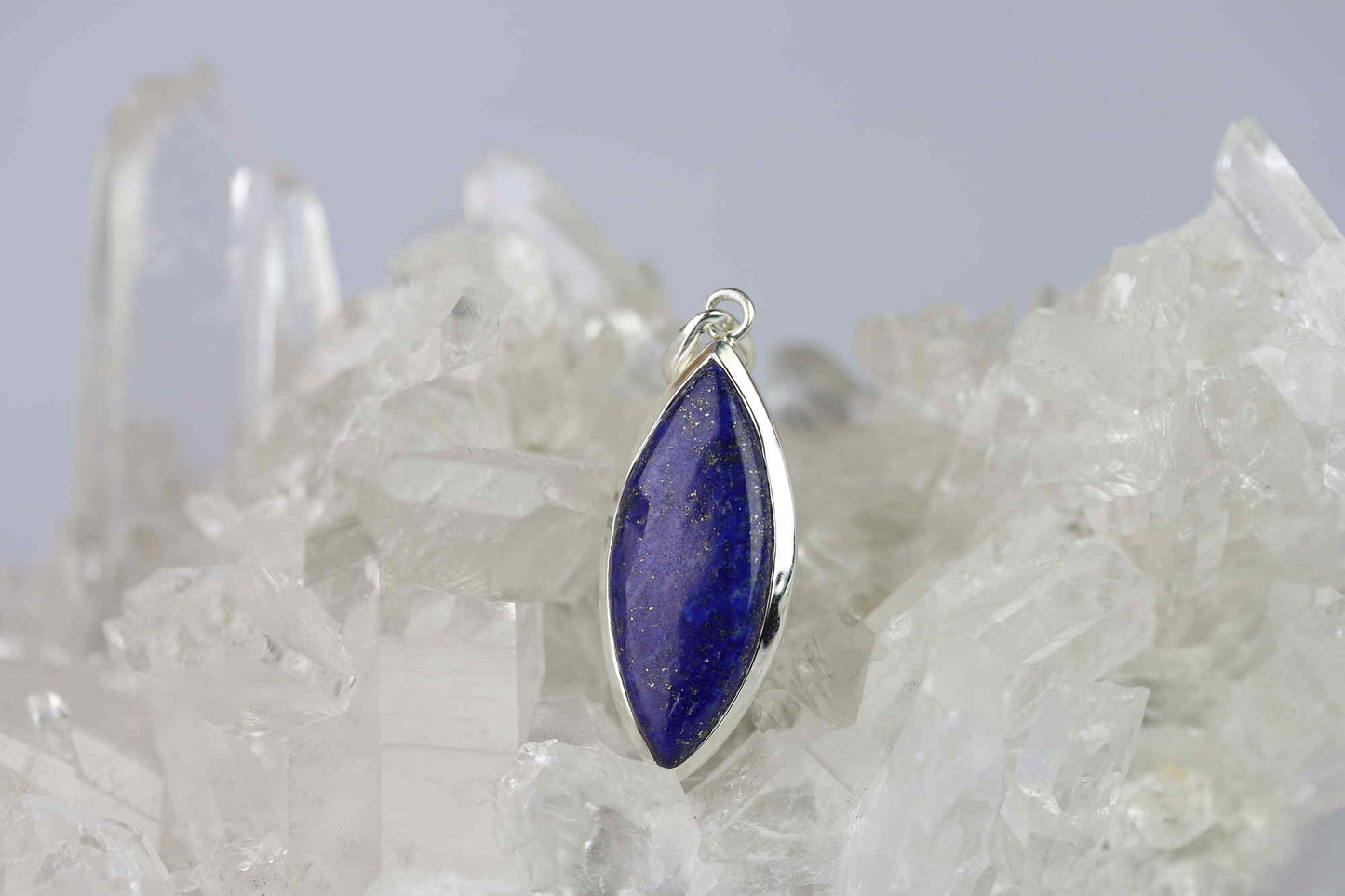 Kristallwerk präsentiert: Anhänger aus Lapis Lazuli in Silber 925 gefasst auf einer Bergkristall Stufe.