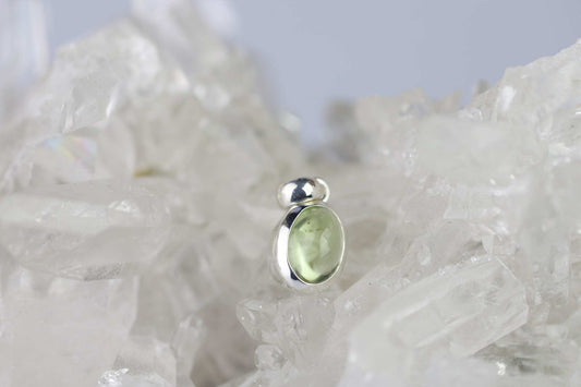 Kristallwerk präsentiert: Anhänger geschliffener Peridot Cabochon in  Silber 925 gefasst auf einer Bergkristall Stufe.