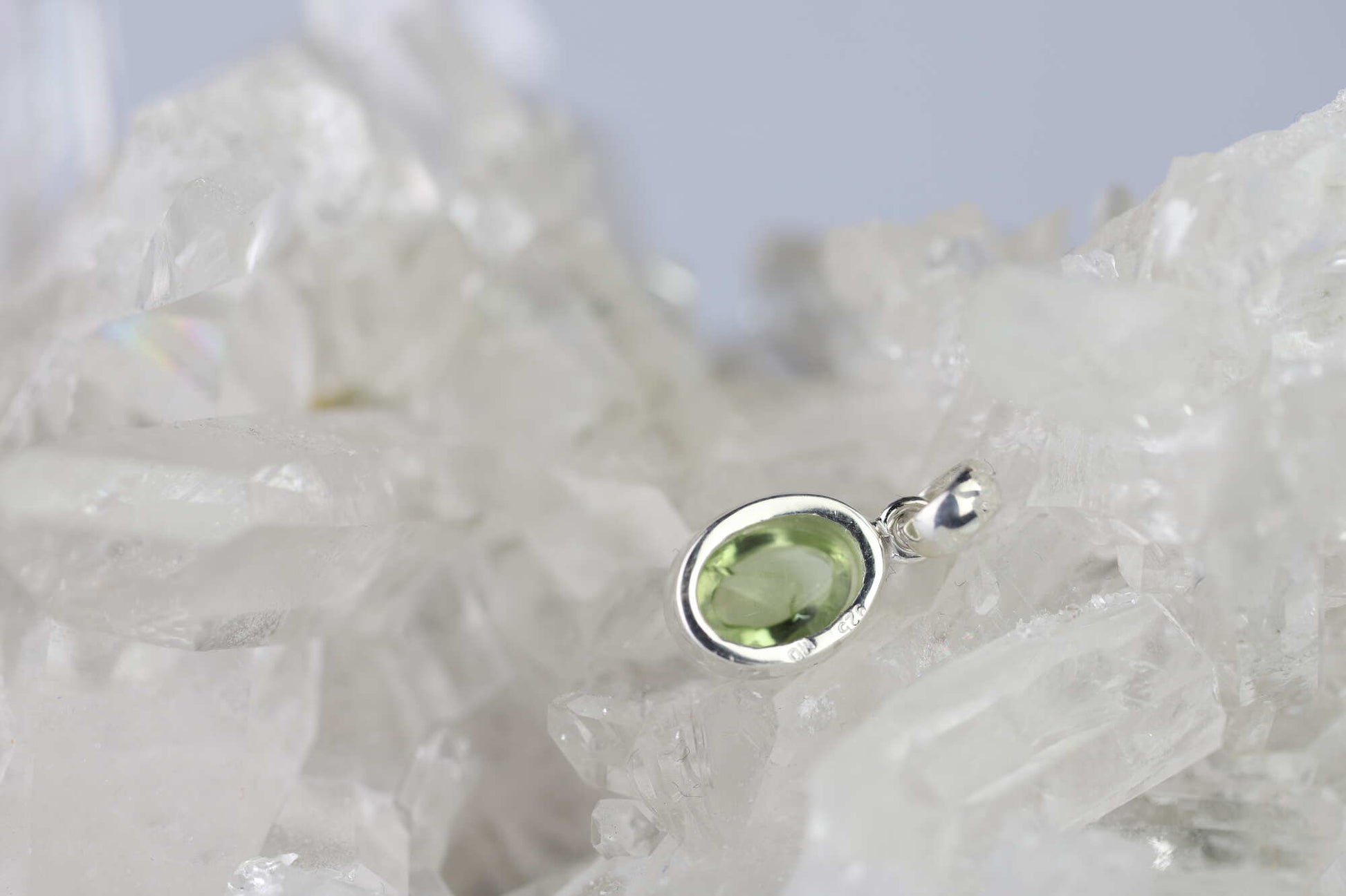 Kristallwerk präsentiert: Anhänger geschliffener Peridot Cabochon in Silber 925 gefasst auf einer Bergkristall Stufe.