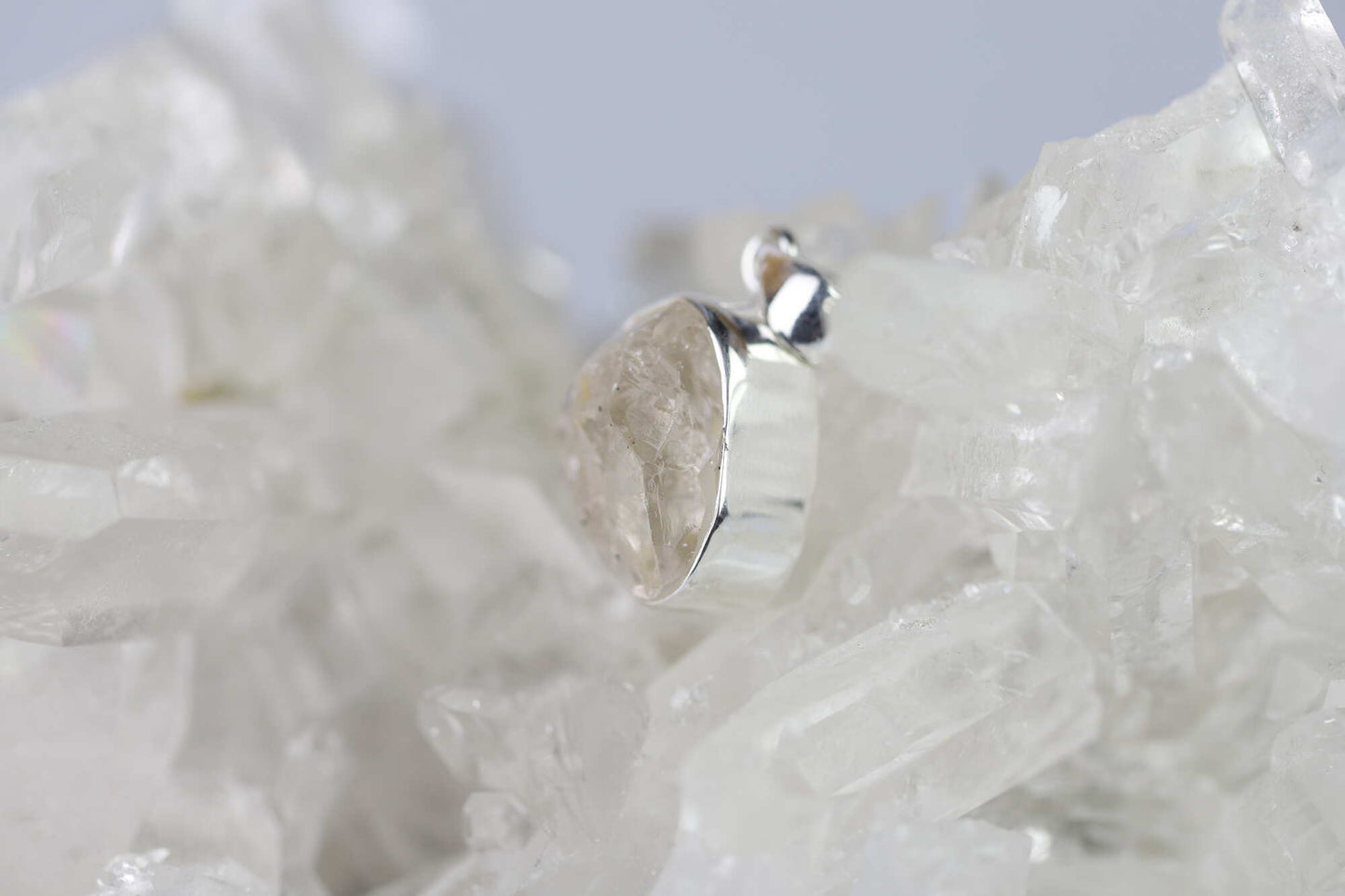 Kristallwerk präsentiert: Anhänger aus Herkimer Diamant in Silber 925 gefasst auf einer Bergkristall Stufe.