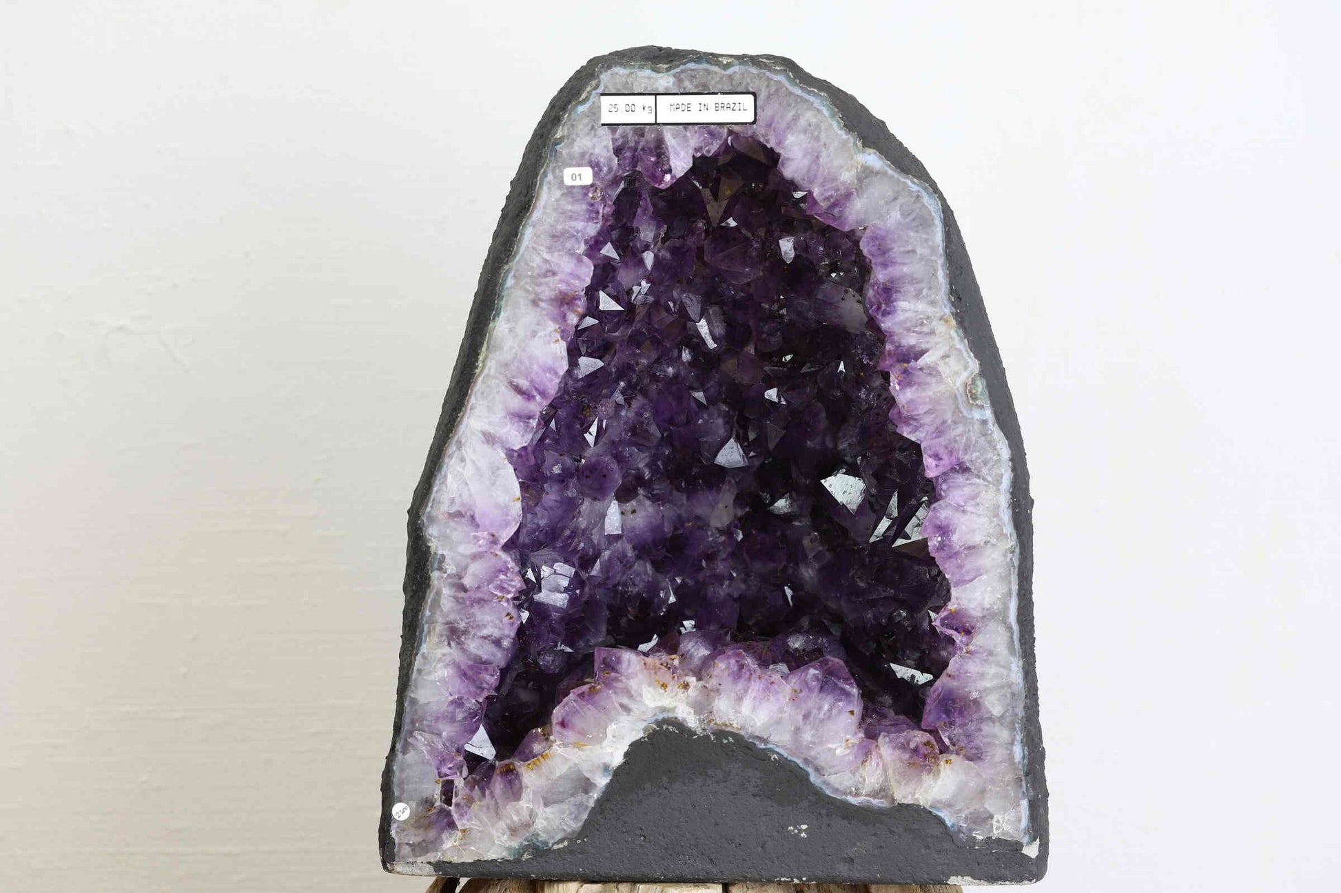 Kristallwerk präsentiert: Rohe Schätze atemberaubende Amethyst Druse mit Citrin Einschlüssen aus Brasilien.