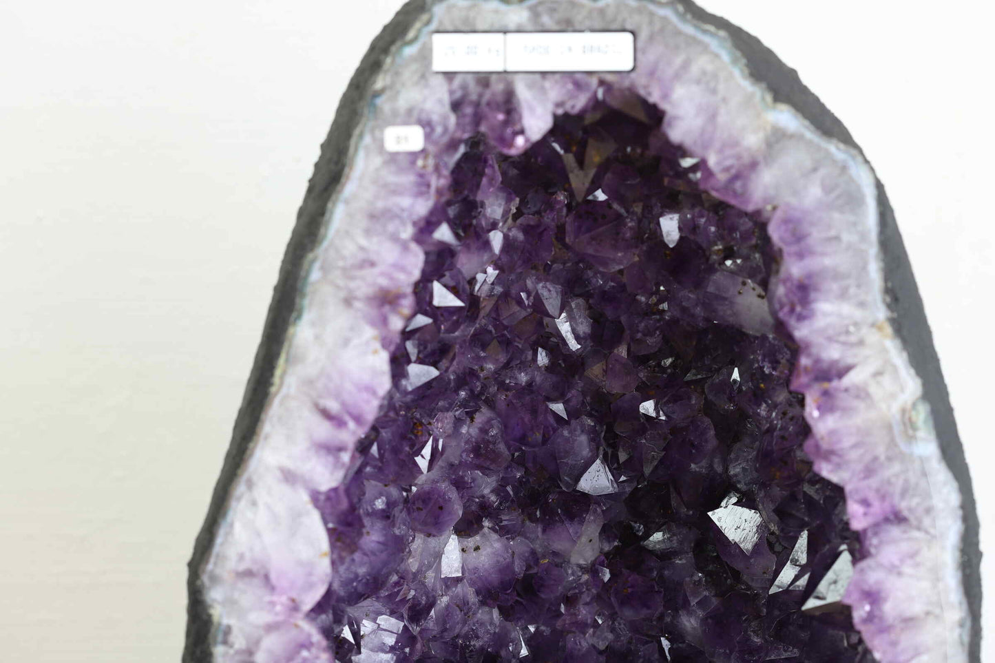 Kristallwerk präsentiert: Rohe Schätze atemberaubende Amethyst Druse mit Citrin Einschlüssen aus Brasilien.