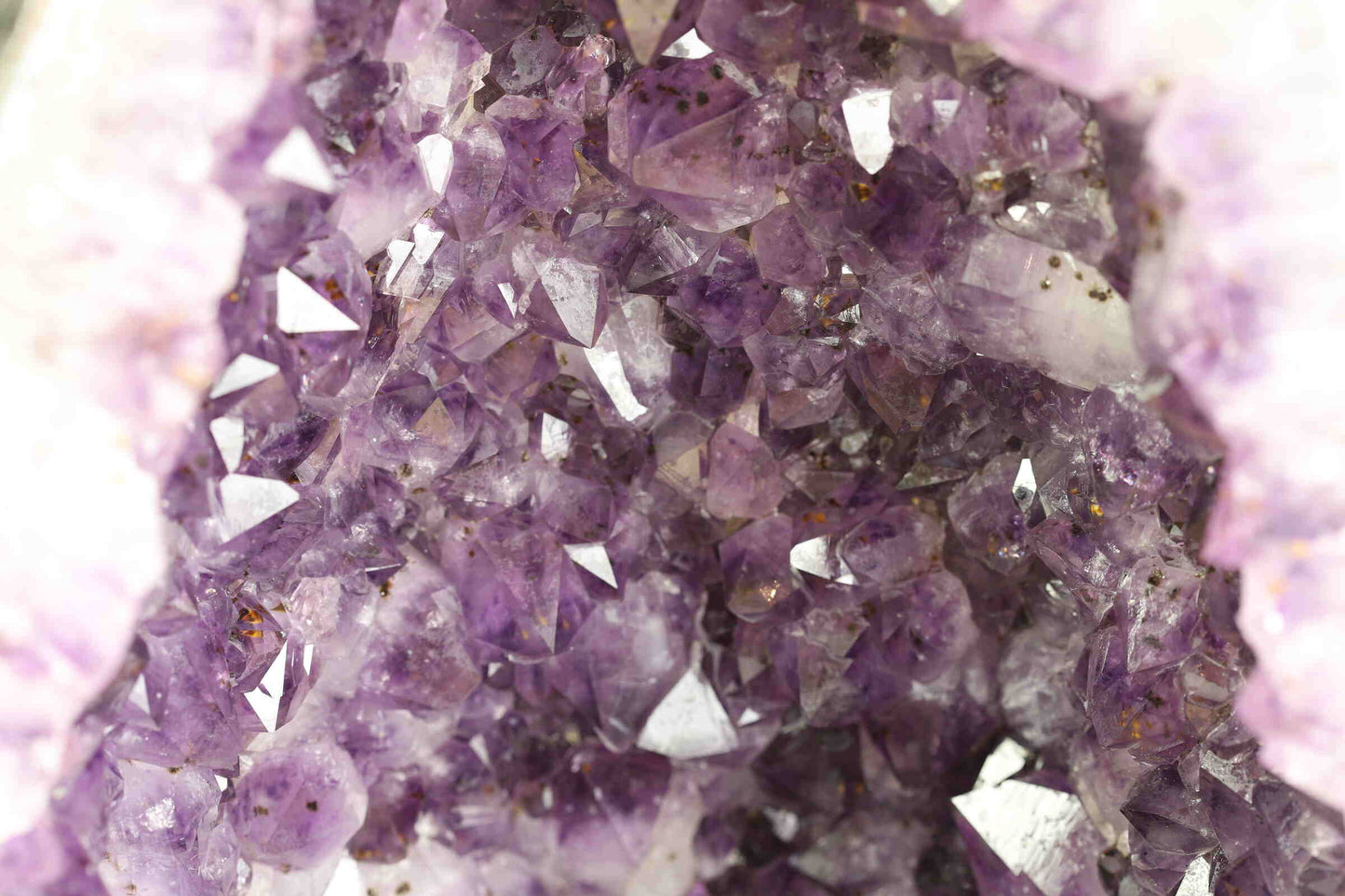 Kristallwerk präsentiert: Rohe Schätze atemberaubende Amethyst Druse mit Citrin Einschlüssen aus Brasilien.