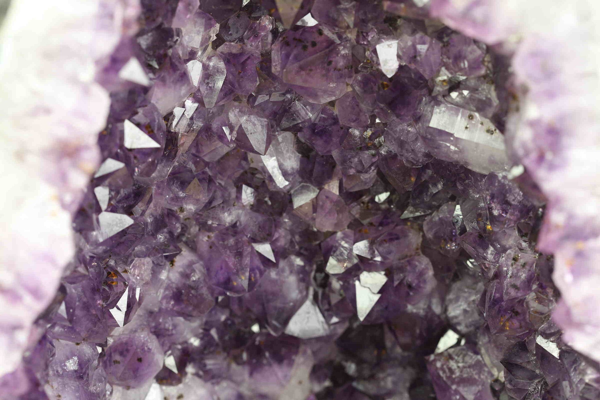 Kristallwerk präsentiert: Rohe Schätze atemberaubende Amethyst Druse mit Citrin Einschlüssen aus Brasilien.