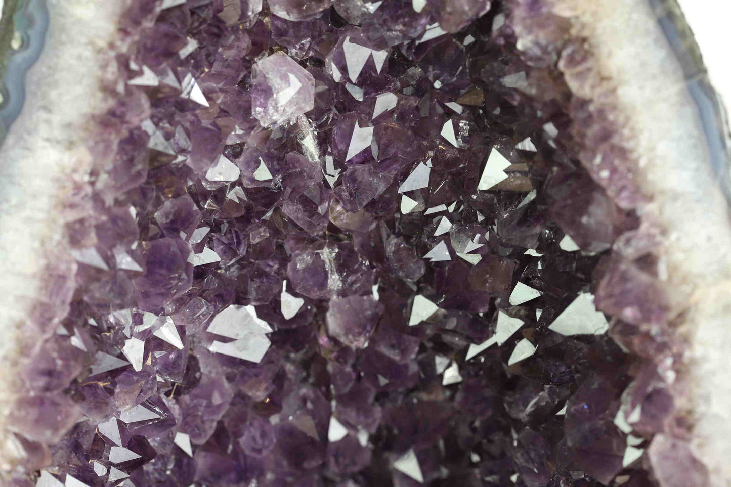 Kristallwerk präsentiert: Rohe Schätze atemberaubende Amethyst Druse aus Brasilien.