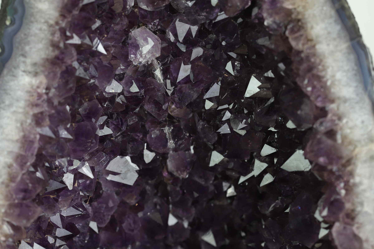 Kristallwerk präsentiert: Rohe Schätze atemberaubende Amethyst Druse aus Brasilien.