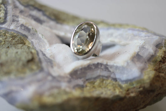 Ring aus Silber 925 mit facettiertem Citrin hell und oval