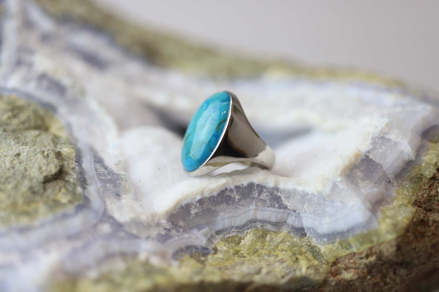 Kristallwerk präsentiert einen Ring aus Silber mit einem fantastischem und ovalem Türkis auf einer Chalcedongeode.