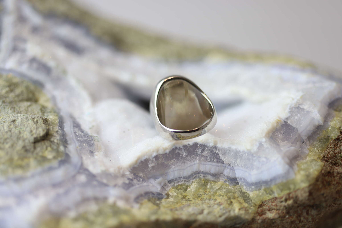 Kristallwerk präsentiert einen Ring aus Silber mit einem fantastischem und ovalem Türkis auf einer Chalcedongeode.