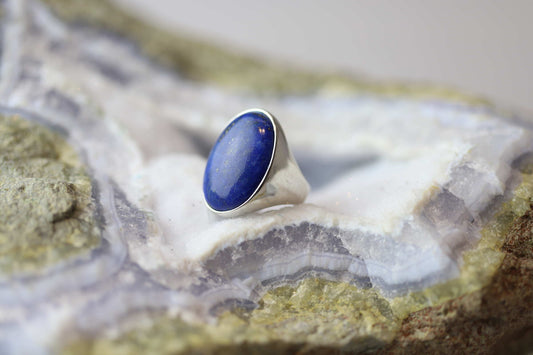 Kristallwerk präsentiert einen Ring aus Silber mit einem fantastischem und ovalem Lapislazuli auf einer Chalcedongeode.