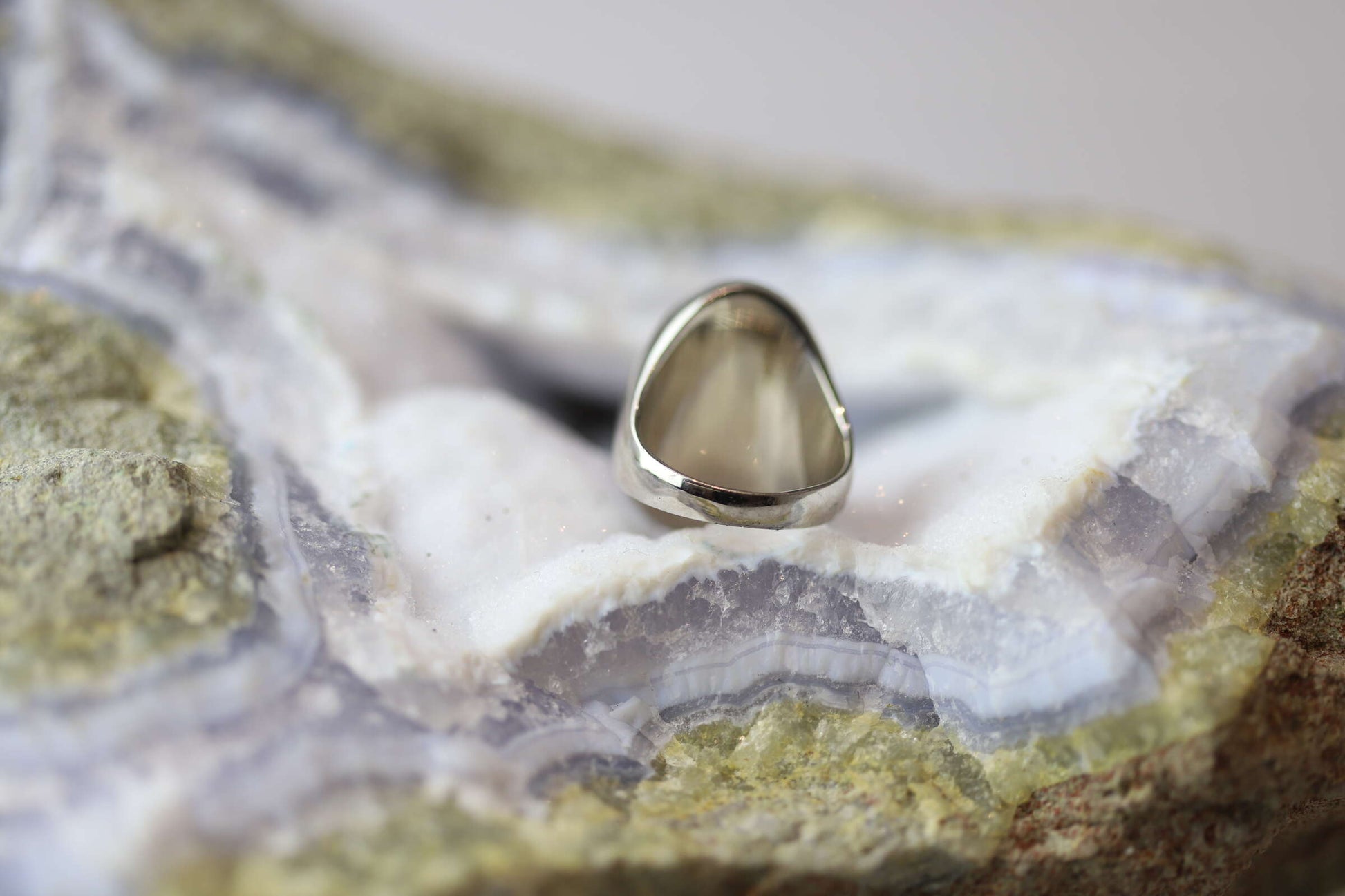 Kristallwerk präsentiert einen Ring aus Silber mit einem fantastischem und ovalem Lapislazuli auf einer Chalcedongeode.