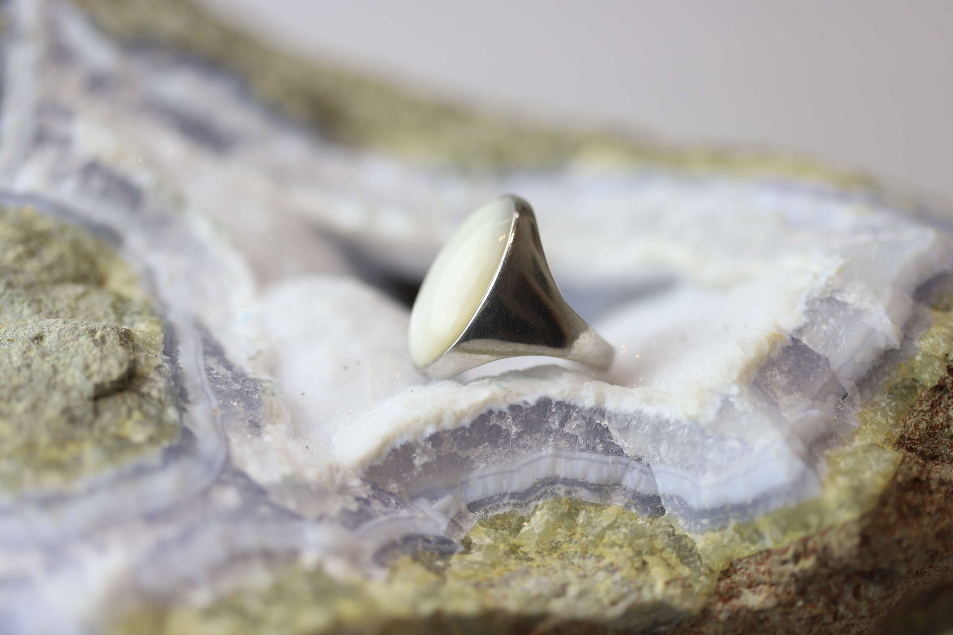 Kristallwerk präsentiert einen Ring aus Silber mit einem fantastischem und ovalem Lapislazuli auf einer Chalcedongeode.