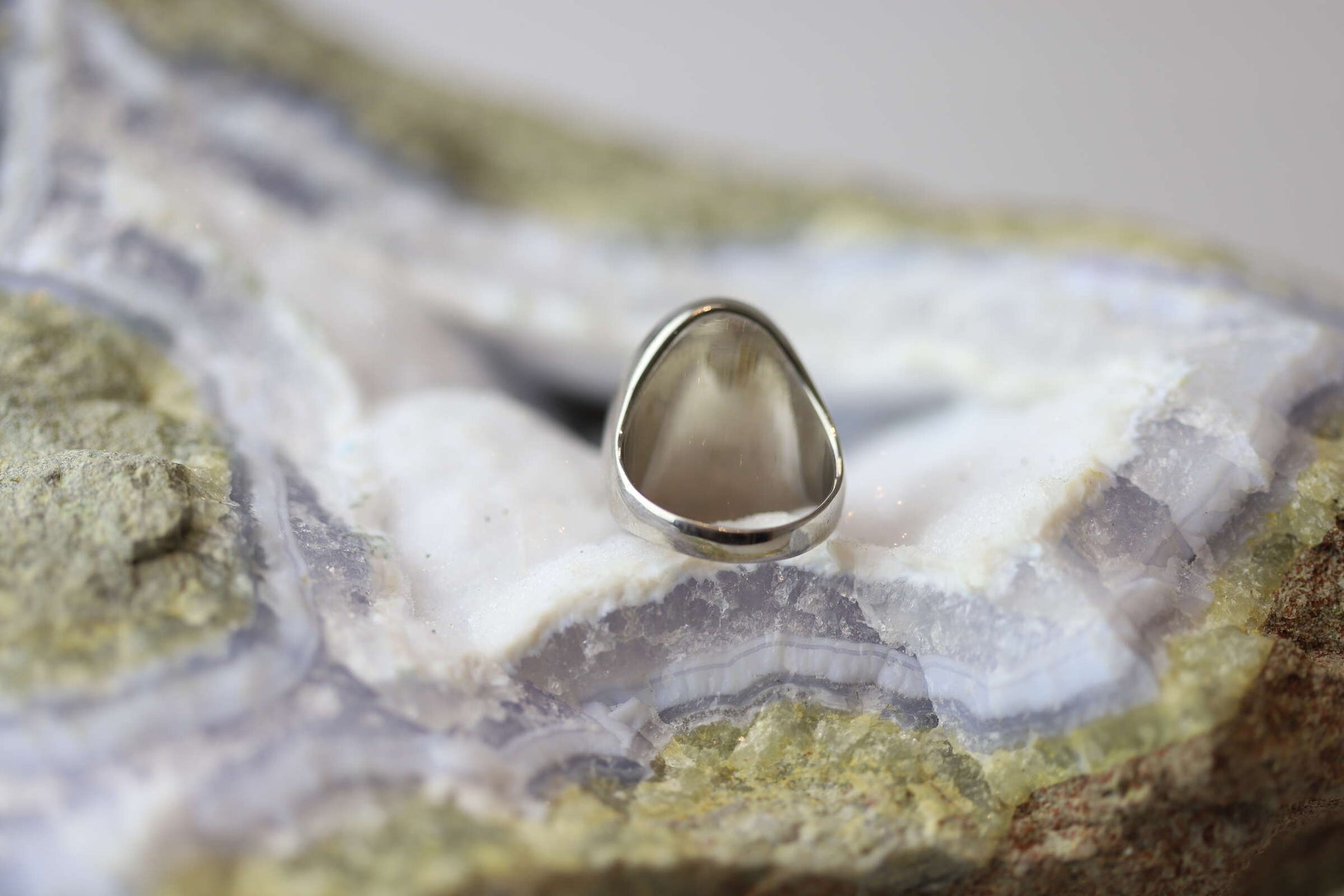 Kristallwerk präsentiert einen Ring aus Silber mit einem fantastischem und ovalem Lapislazuli auf einer Chalcedongeode.