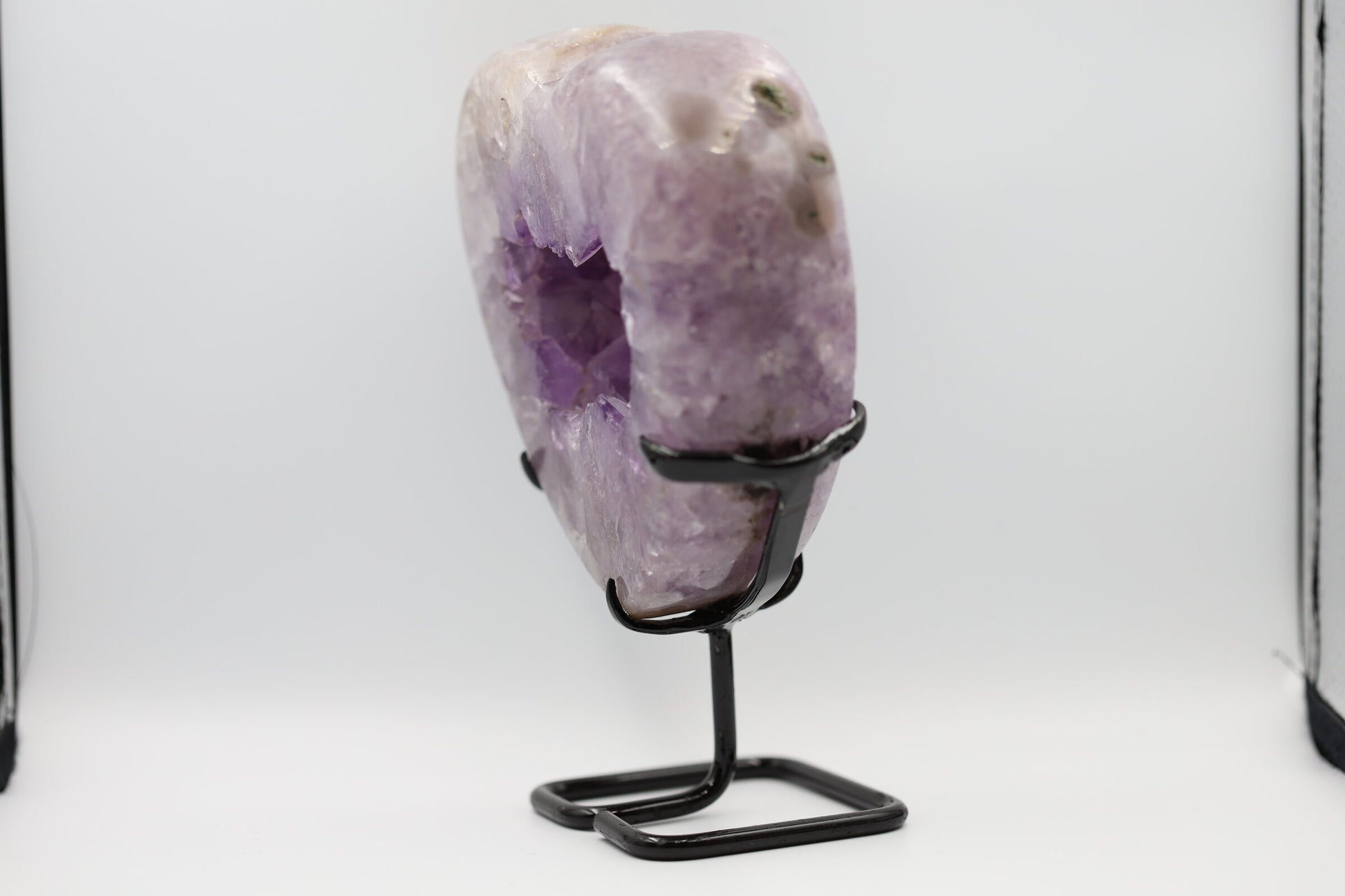 Kristallwerk präsentiert ein wahnsinnig schönes Amethyst Herz auf einem Metallgestell.