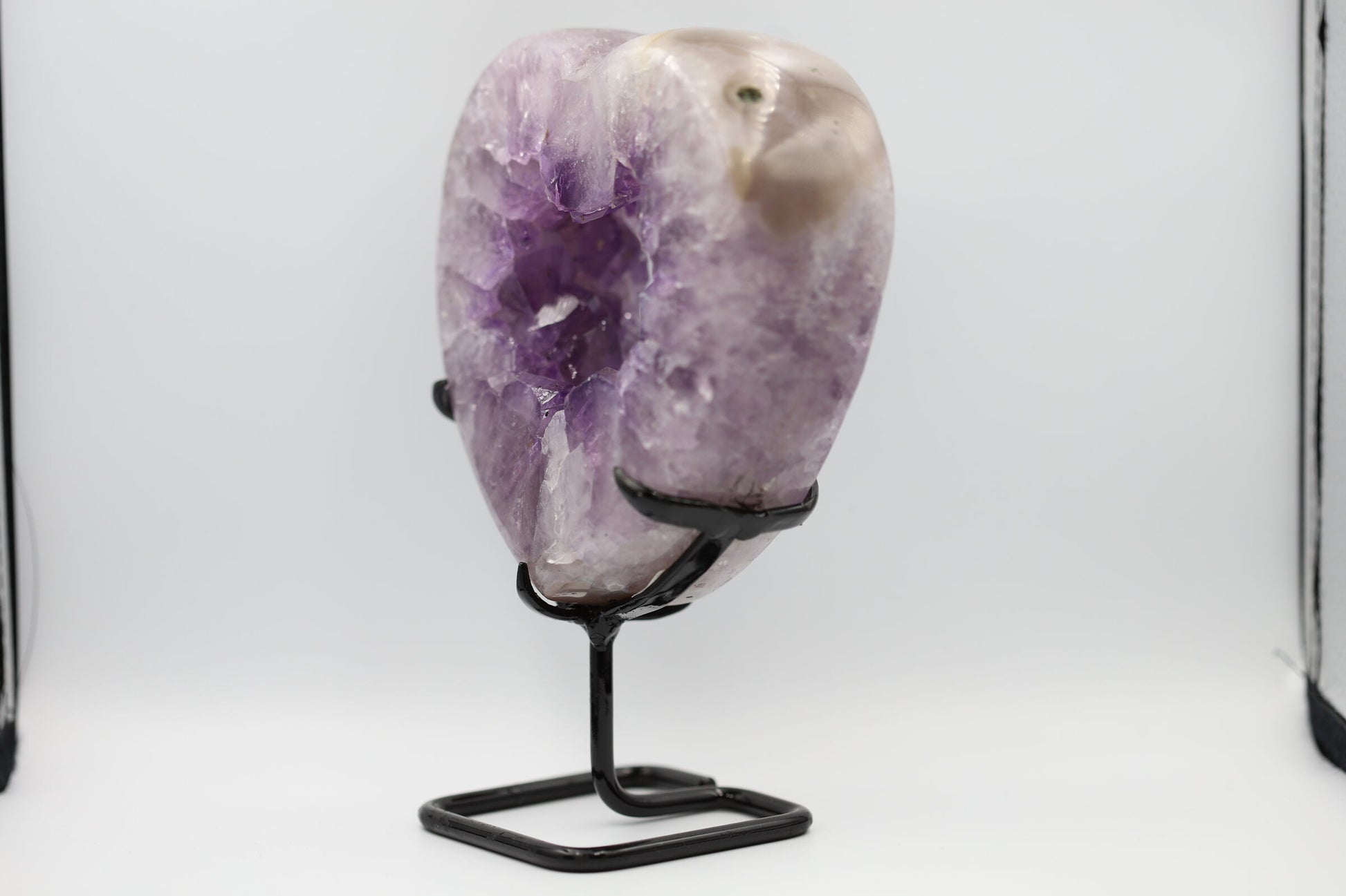 Kristallwerk präsentiert ein wahnsinnig schönes Amethyst Herz auf einem Metallgestell.