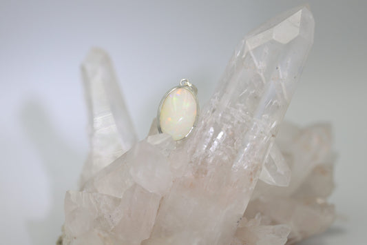 Anhänger irisierender Opal Cabochon in Silber 925 gefasst