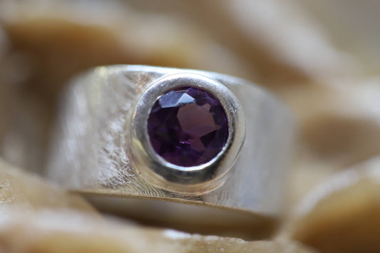 Ring aus Silber 925 satiniert mit einem facettierten und leuchtenden Amethyst