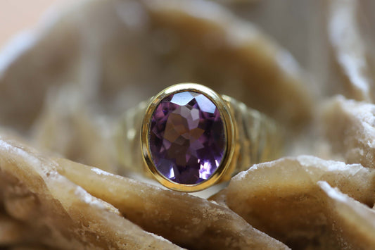 Ring aus Silber 925 vergoldet mit einem facettierten und ovalen Amethysten 12x10mm