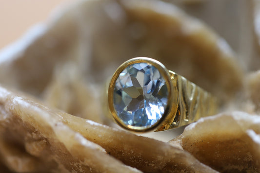 Ring aus Silber 925 vergoldet mit einem facettierten und blauen Edeltopas 12x10mm