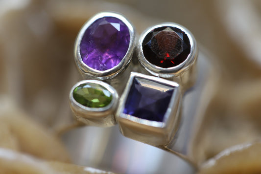Ring aus Silber 925 mit facettierten Amethyst / Granat / Peridot und Saphir