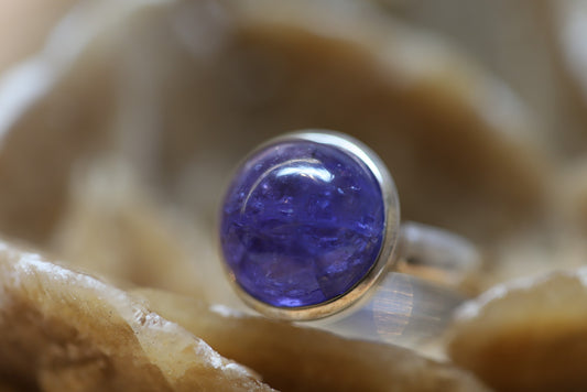 Ring aus Silber 925 Hochglanz mit einem polierten  runden Tansanit Cabochon