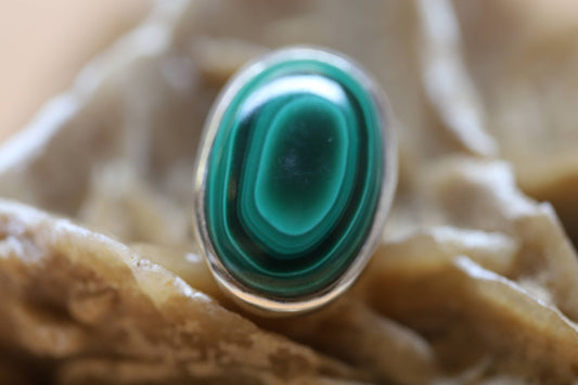Ring aus Silber 925 Hochglanz mit einem polierten  ovalen Malachit Cabochon