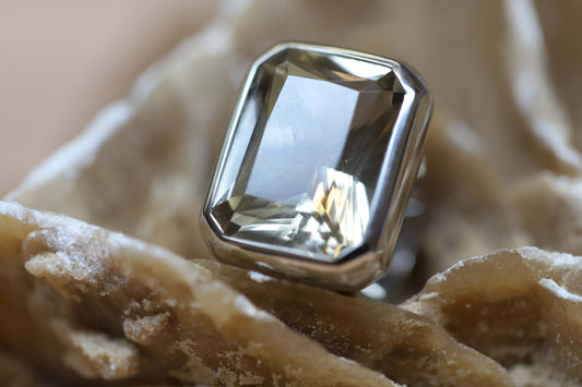 Ring aus Silber 925 mit facettiertem Rauchquarz rechteckig