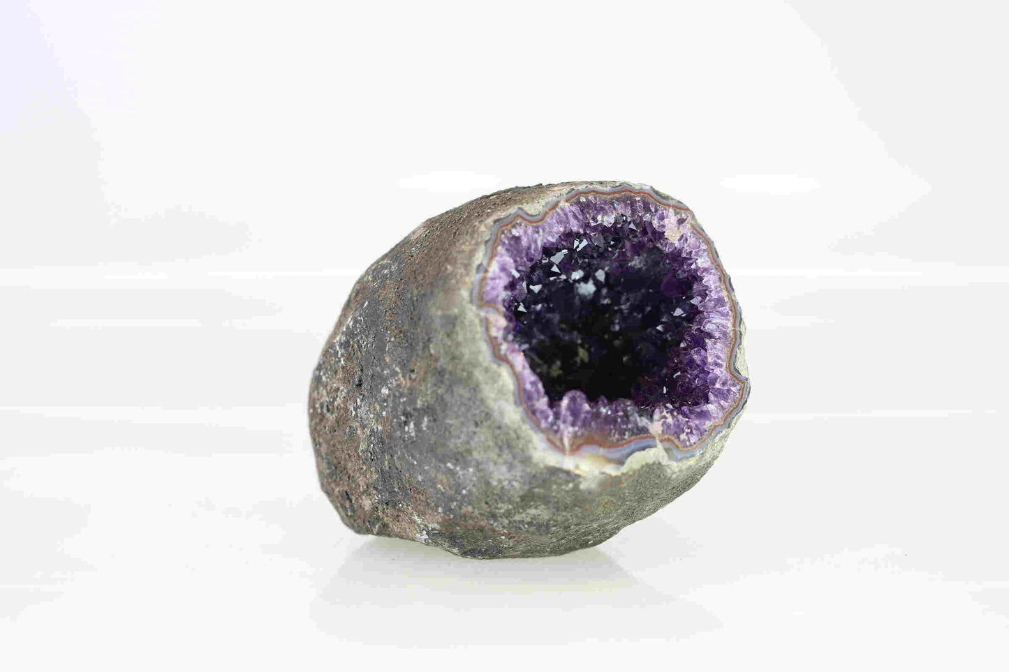 Kristallwerk präsentiert: Rohe Schätze atemberaubende Amethyst Geode