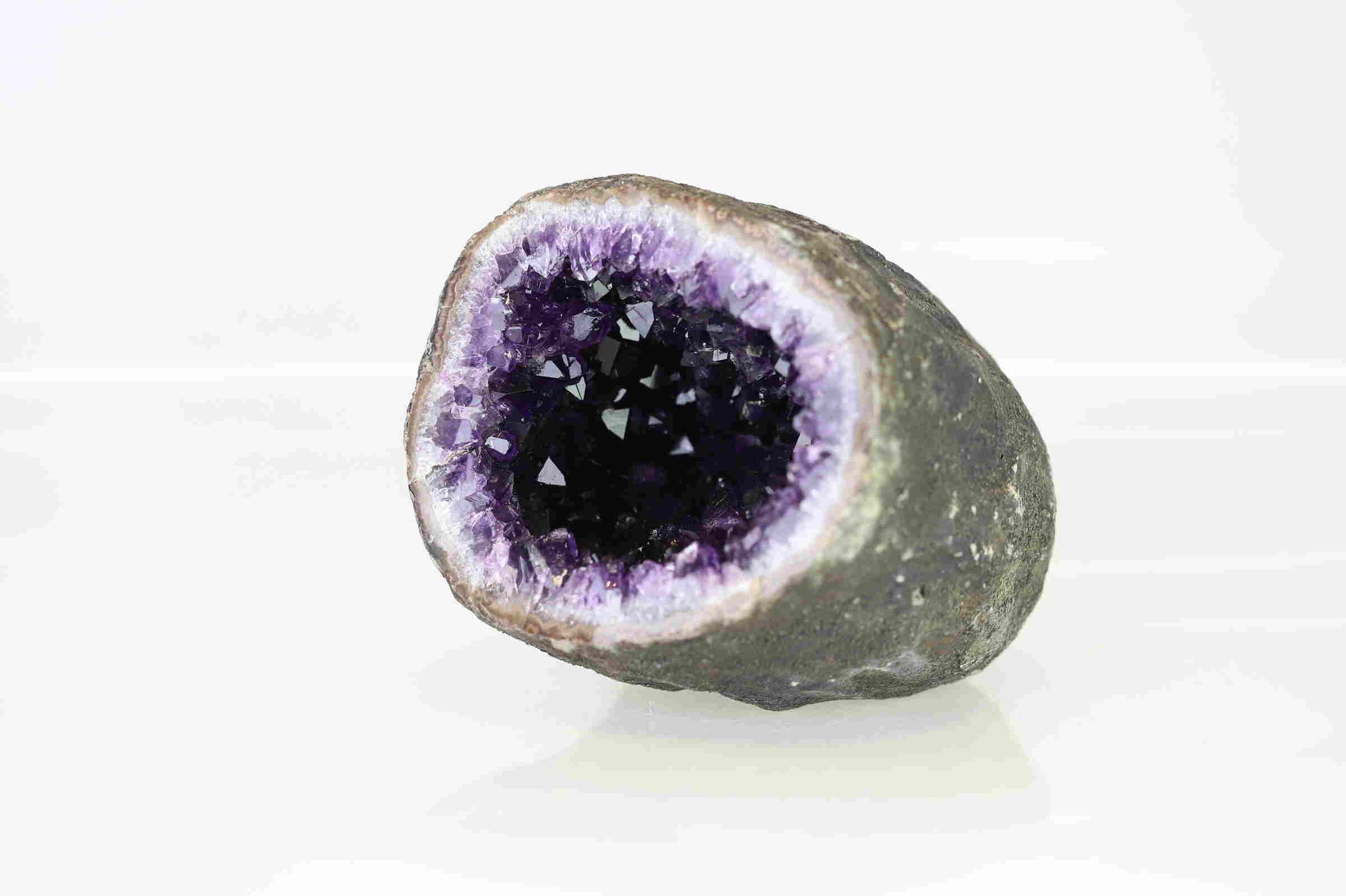 Kristallwerk präsentiert: Rohe Schätze atemberaubende Amethyst Geode