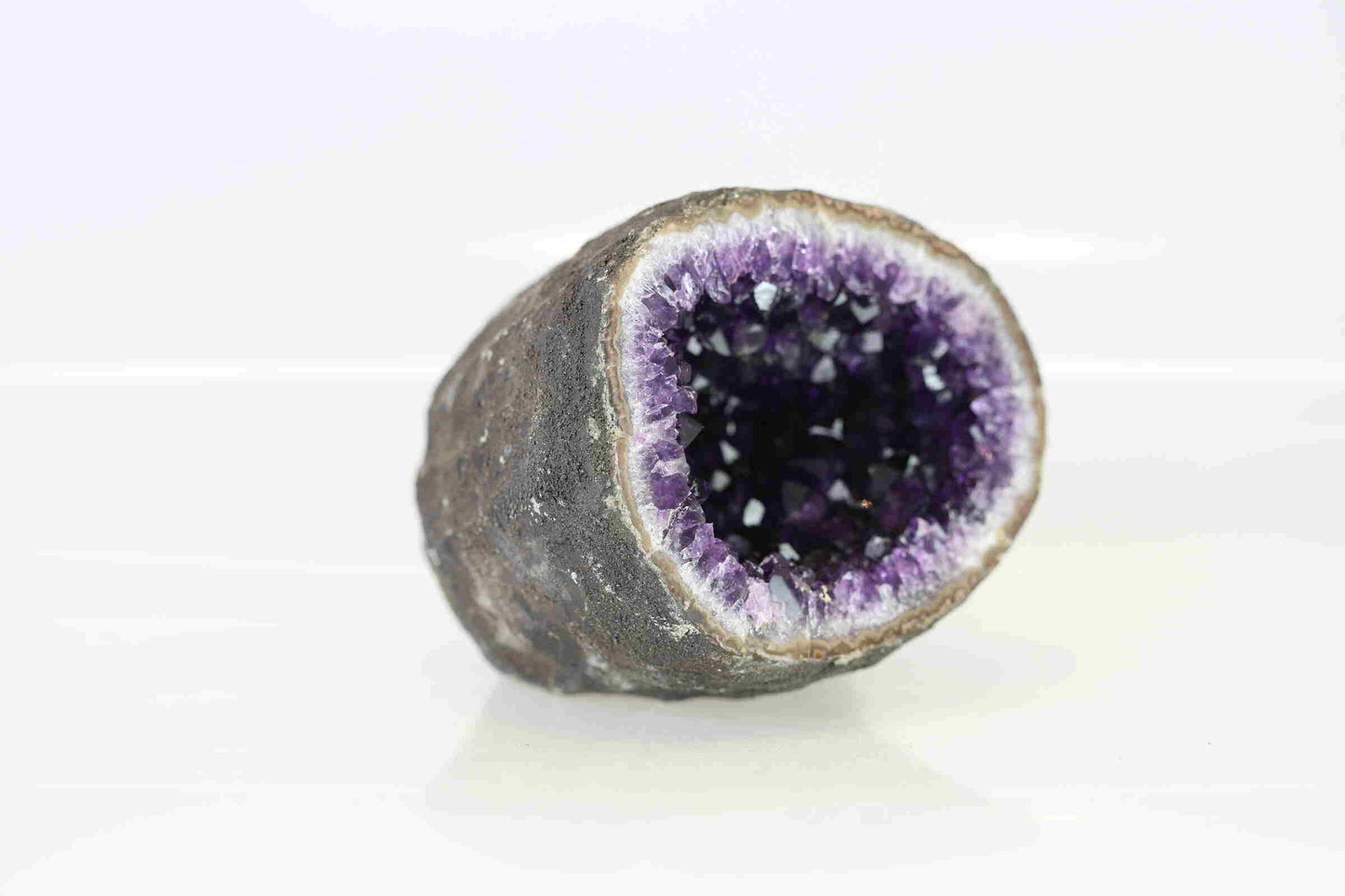 Kristallwerk präsentiert: Rohe Schätze atemberaubende Amethyst Geode