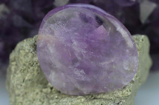 Kristallwerk präsentiert: Seifenstein aus Amethyst auf einem Pyritstein.