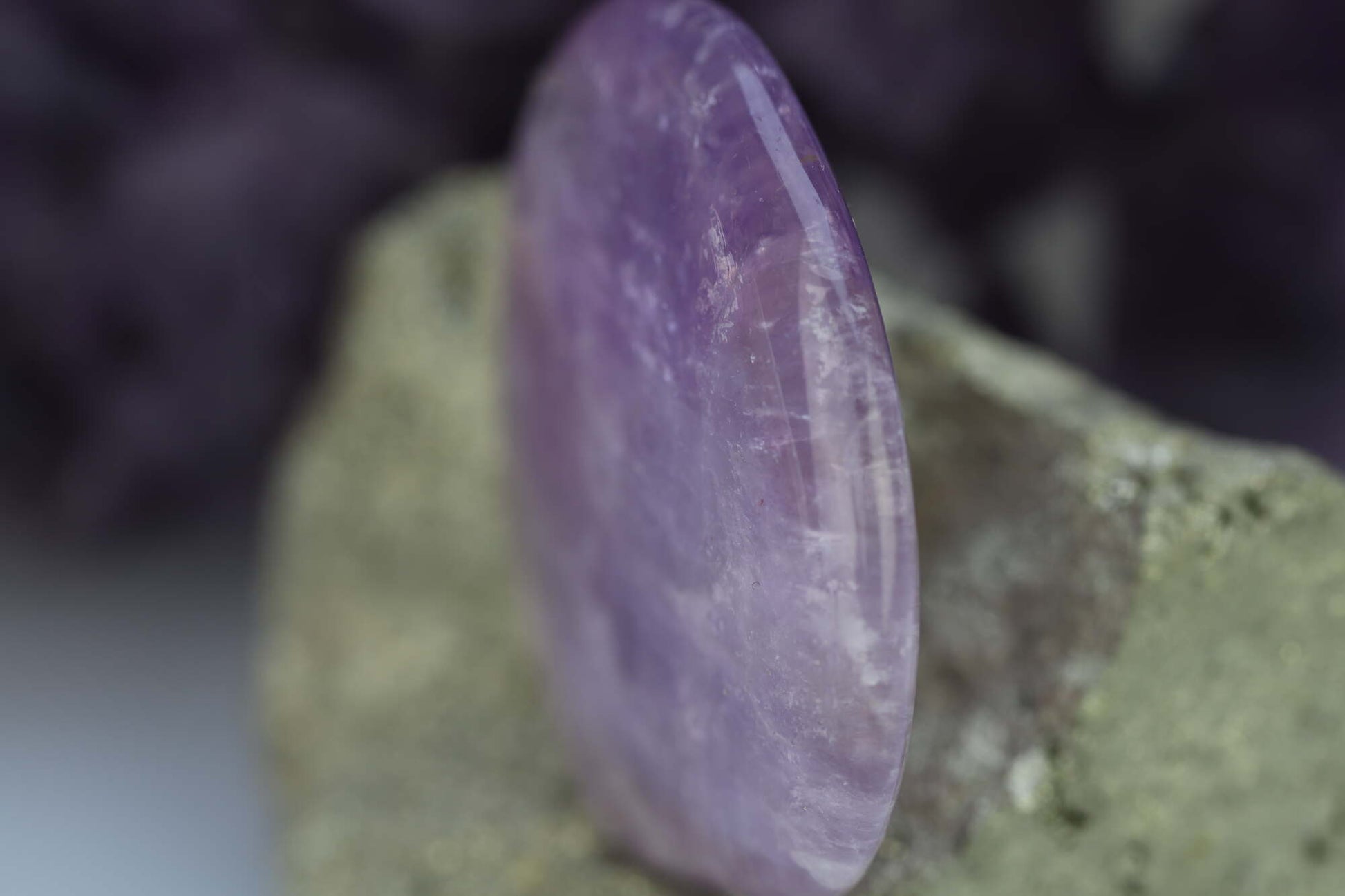 Kristallwerk präsentiert: Seifenstein aus Amethyst auf einem Pyritstein.